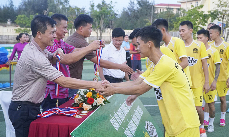 Ban Tổ chức trao huy chương cho các VĐV.