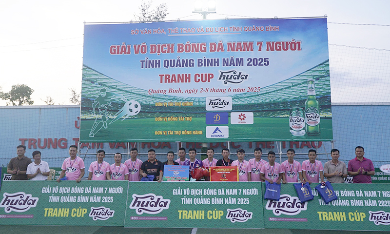 Ban Tổ chức trao giải nhì cho đội bóng.