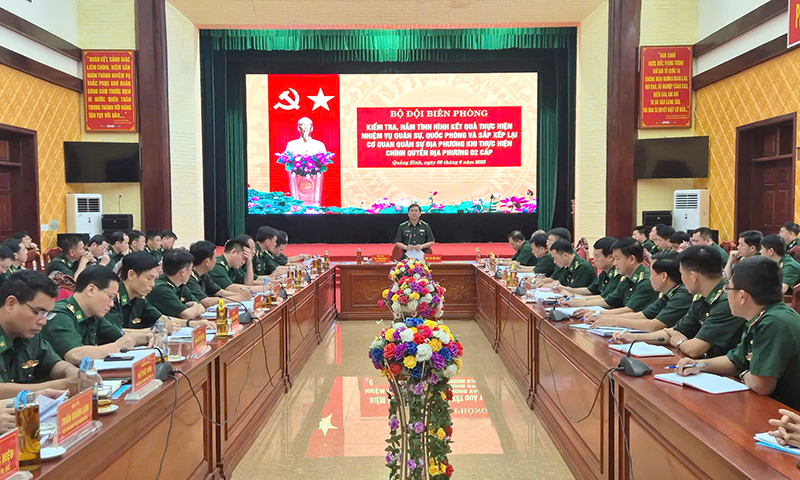 Đồng chí Thiếu tướng Võ Tiến Nghị chủ trì buổi kiểm tra với các đơn vị.
