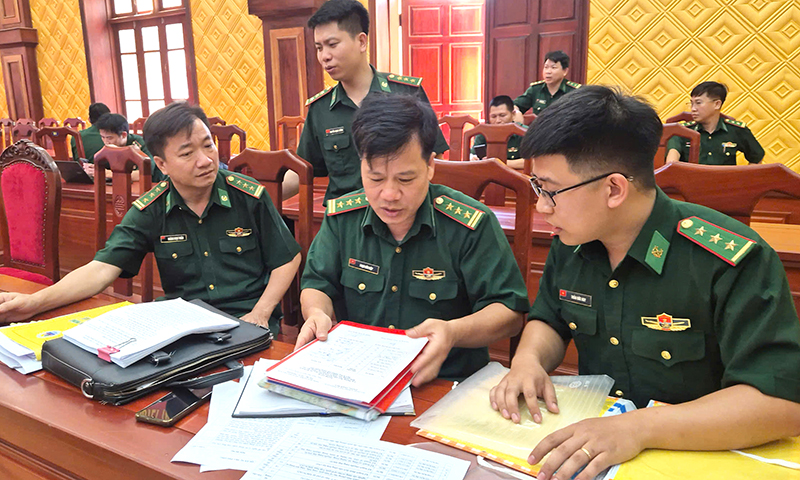 Cơ quan chuyên môn Bộ Tư lệnh BĐBP kiểm tra hệ thống văn kiện công tác quân sự, quốc phòng của BĐBP Quảng Bình. 