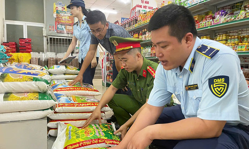  Đoàn kiểm tra liên ngành số1 kiểm tra mặt hàng gạo tại siêu thị Diến Hồng