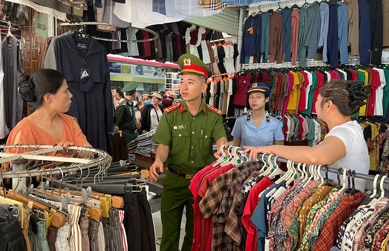 Kiểm tra áo quần tại siêu thị  tại chợ chợ Ba Đồn