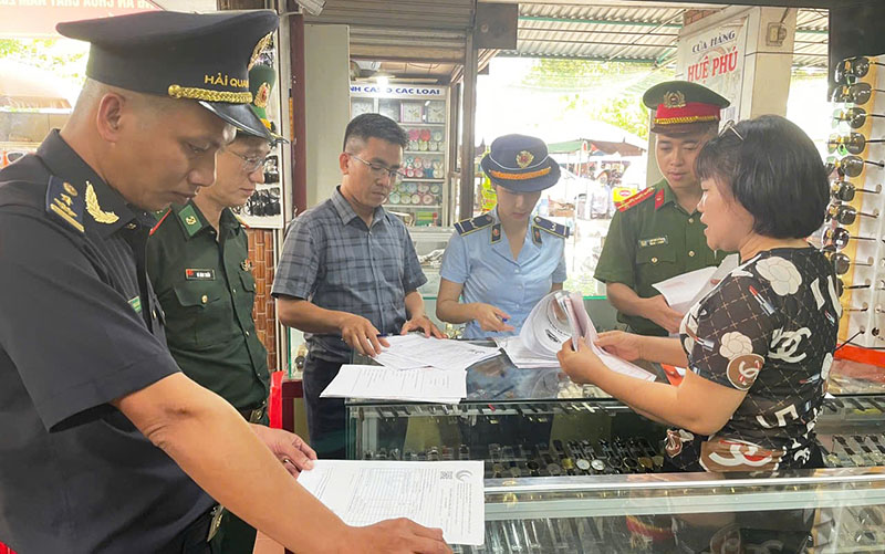 Kiểm tra các loại giấy tờ, thủ tục pháp lý liên quan đến hoạt động kinh doanh tại chợ Ba Đồn.