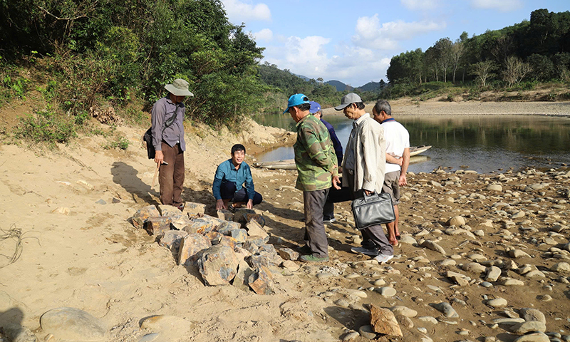 Kiểm tra thực tế tại địa điểm triển khai nhiệm vụ về tài nguyên đá bán quý ngọc bích.