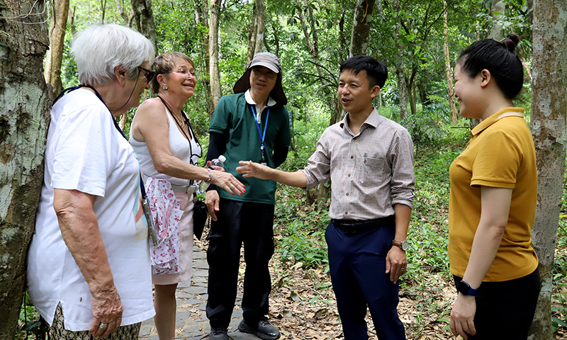 Nguyễn Trung Chiến (người thứ hai từ phải sang) giới thiệu cho du khách quốc tế về những giá trị của Di sản thiên nhiên thế giới VQG PN-KB.