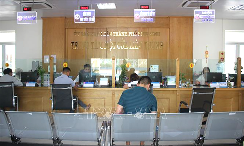 Người dân làm thủ tục hành chính tại bộ phận một cửa UBND thành phố Ninh Bình. Ảnh minh họa: Hải Yến/TTXVN