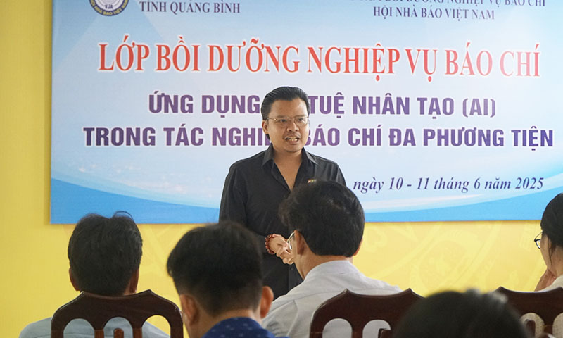 Nhà báo Ngô Trần Thịnh chia sẻ về các công cụ AI ứng dụng trong tác nghiệp báo chí đa phương tiện tại lớp bồi dưỡng.