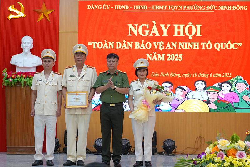Thừa ủy quyền, đồng chí Giám đốc Công an tỉnh Nguyễn Thanh Liêm trao bằng công nhận “Công an phường kiểu mẫu về an ninh trật tự và văn minh đô thị” cho Công an phường Đức Ninh Đông.
