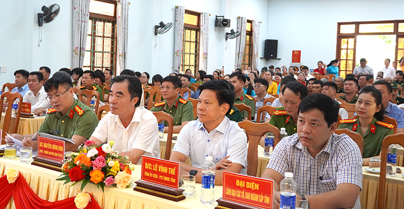 Các đại biểu và người dân tham dự ngày hội.