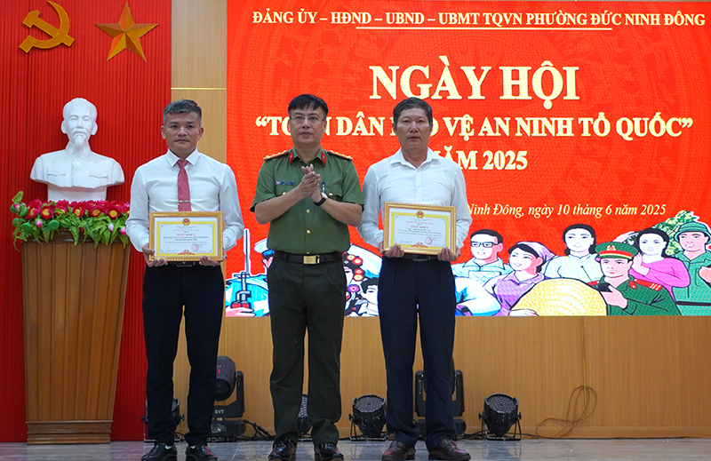 Đồng chí Giám đốc Công an tỉnh Nguyễn Thanh Liêm trao giấy khen tặng tập thể và cá nhân.