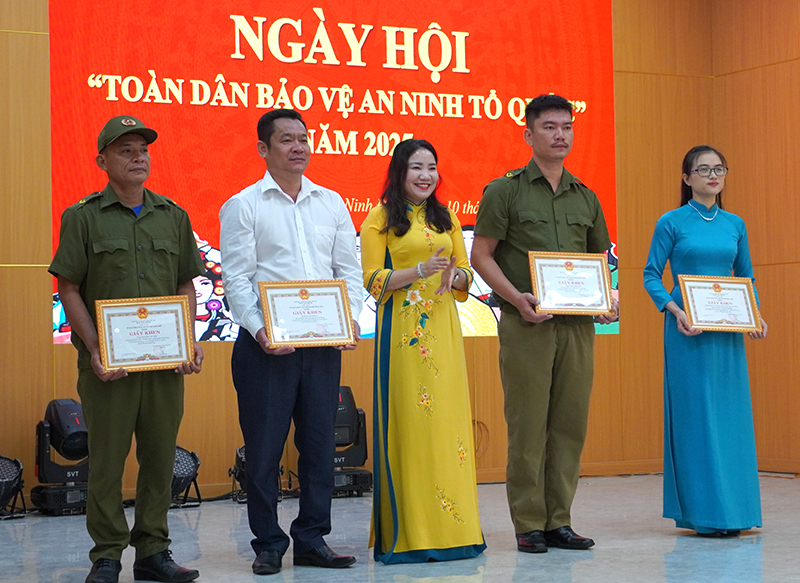 Đại diện lãnh đạo TP. Đồng Hới khen thưởng các tập thể và cá nhân có thành tích trong phong trào “Toàn dân bảo vệ an ninh Tổ quốc”.