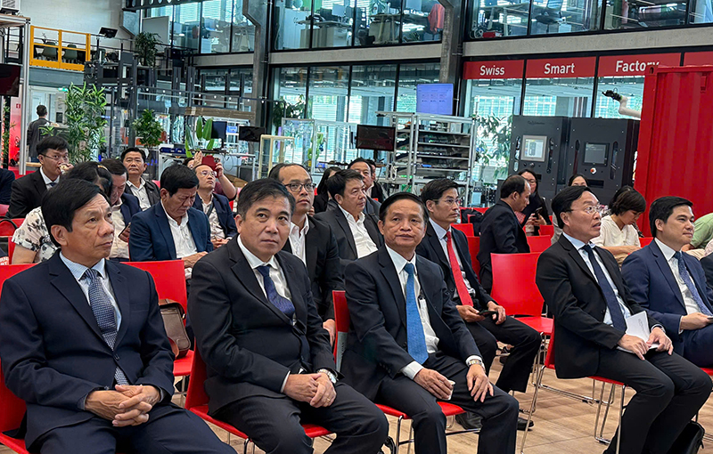 Quang cảnh buổi làm việc 