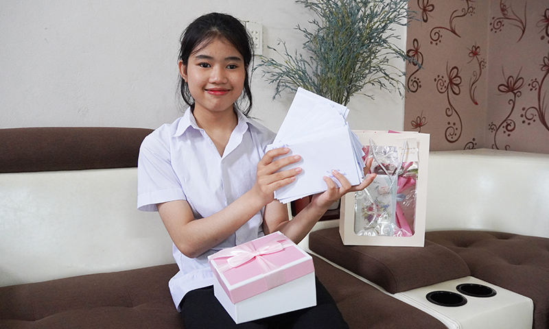 Tú Anh cùng gần 30 bức thư tay em viết tri ân các thầy cô giáo.