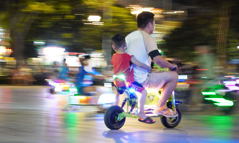 Người lớn, thanh thiếu niên cũng tham gia chơi trò… trẻ em.