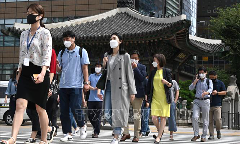 Người dân đeo khẩu trang phòng dịch COVID-19 tại Seoul, Hàn Quốc. Ảnh tư liệu: AFP/TTXVN