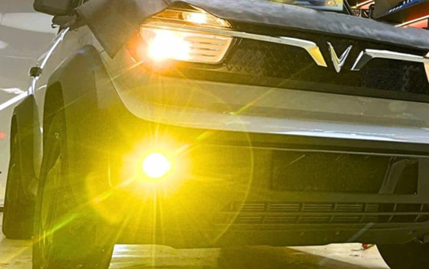 Độ đèn bi gầm VF3 hỗ trợ thay đổi nhiệt màu linh hoạt phù hợp với nhiều điều kiện thời tiết. 