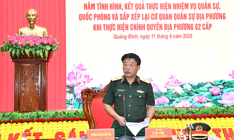 Đồng chí Thiếu tướng Lê Văn Đãng chủ trì buổi kiểm tra.