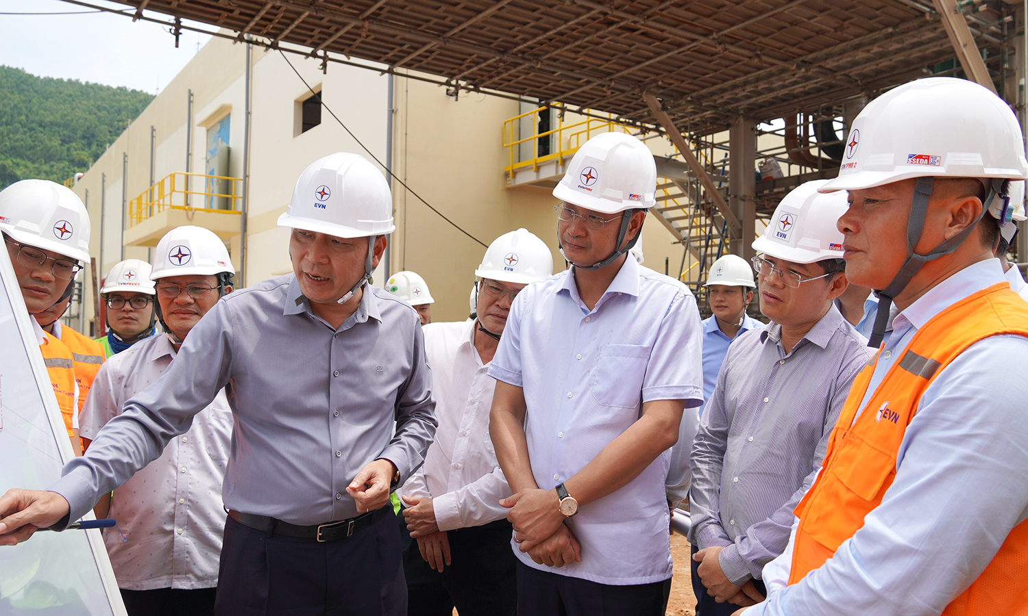 Đồng chí Bí thư Tỉnh ủy Lê Ngọc Quang kiểm tra tiến độ triển khai các dự án tại Trung tâm Điện lực Quảng Trạch.