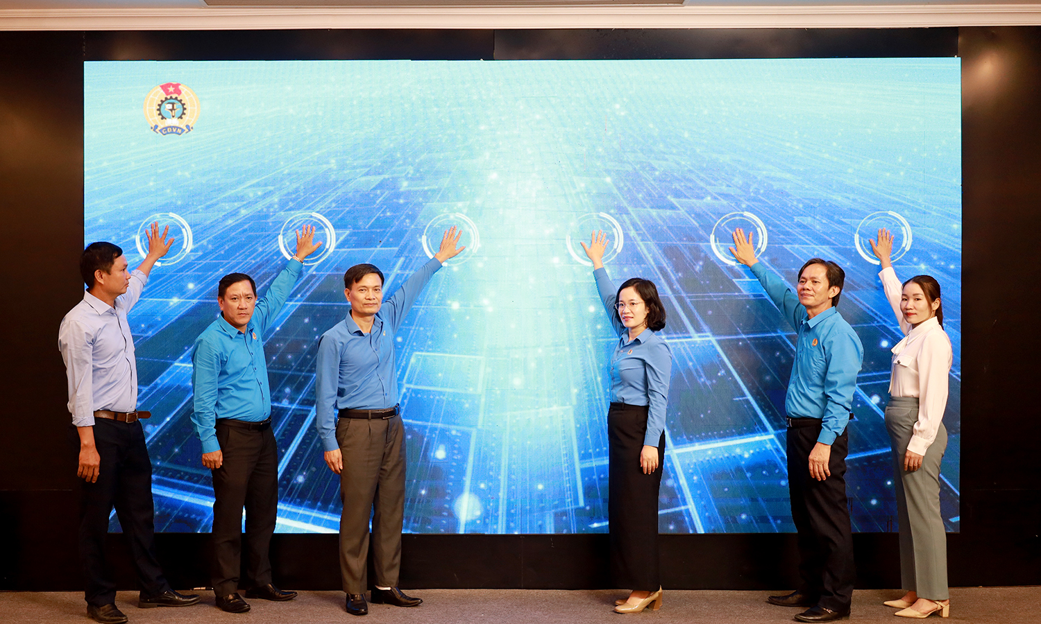 Các đại biểu thực hiện nghi thức phát động phong trào “Bình dân học vụ số”.