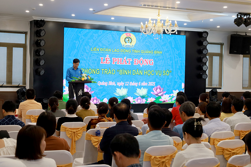 Quang cảnh lễ phát động.
