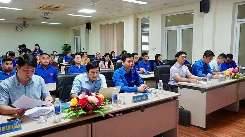 Các đại biểu tham dự lễ khai mạc.