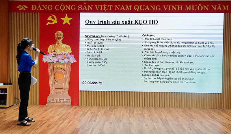 Các thí sinh thuyết trình ý tưởng, dự án khởi nghiệp trước Ban Giám khảo.