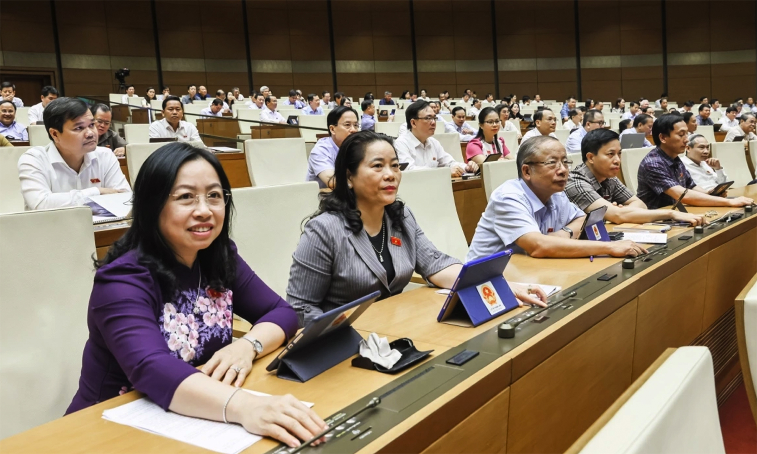 Đại biểu Quốc hội ấn nút biểu quyết thông qua Nghị quyết về việc sắp xếp đơn vị hành chính cấp tỉnh năm 2025.