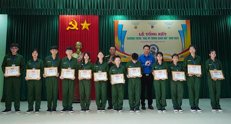 Đại diện lãnh đạo Tỉnh đoàn, Ban Chỉ huy Quân sự tỉnh biểu dương, tặng quà cho các học viên xuất sắc. 