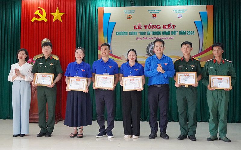 Đại diện lãnh đạo Tỉnh đoàn, Nhà thiếu nhi tỉnh khen thưởng, tặng quà cho các điều phối viên, quản lý lớp học xuất sắc.