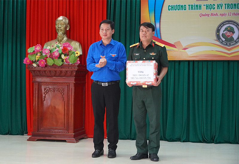 Đại diện lãnh đạo Tỉnh đoàn tặng quà lưu niệm cho đơn vị đóng quân-Trung đoàn 996