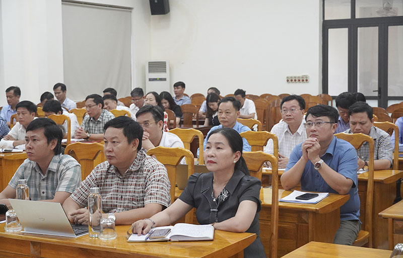 Đại diện lãnh đạo các phòng, đơn vị trực thuộc Sở GD-ĐT tham dự hội nghị
