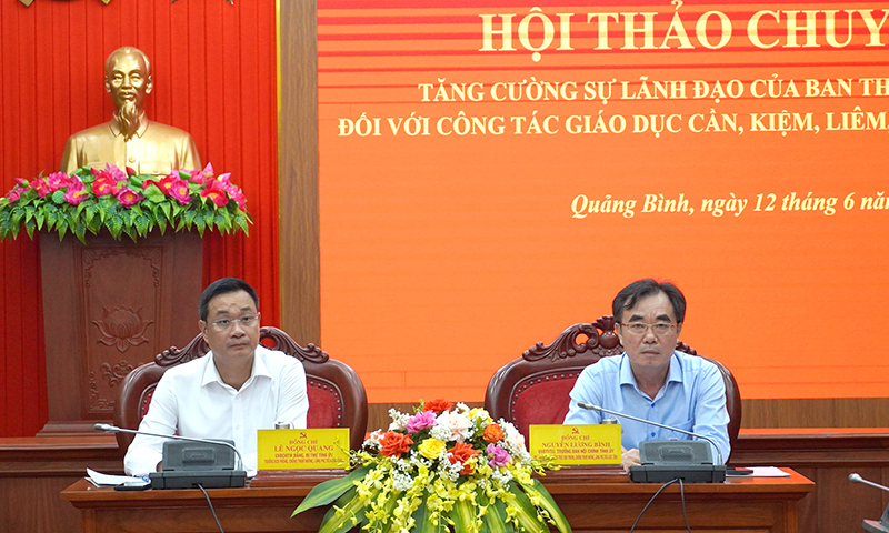 Đồng chí Bí thư Tỉnh ủy Lê Ngọc Quang và đồng chí Trưởng ban Nội chính Tỉnh ủy Nguyễn Lương Bình chủ trì hội thảo.