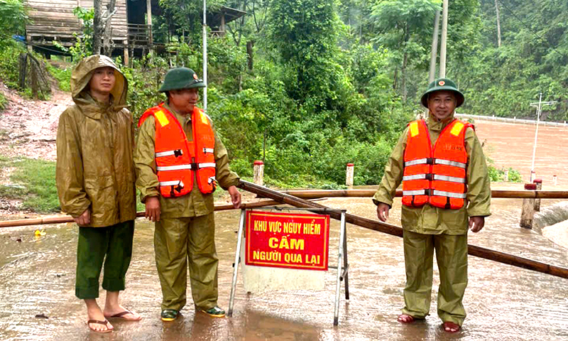 Lực lượng chức năng cắm biển cảnh báo nguy hiểm trên địa bàn xã Thượng Trạch (Bố Trạch).