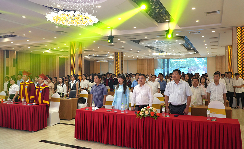 Quang cảnh lễ trao bằng tốt nghiệp.