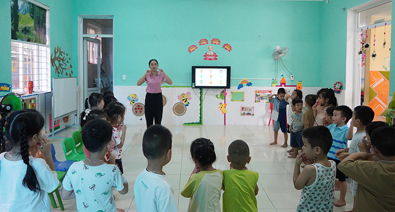 Trường mầm non số 1 Hoàn Lão linh hoạt đưa các trải nghiệm bằng tiếng Anh vào hoạt động dạy học.