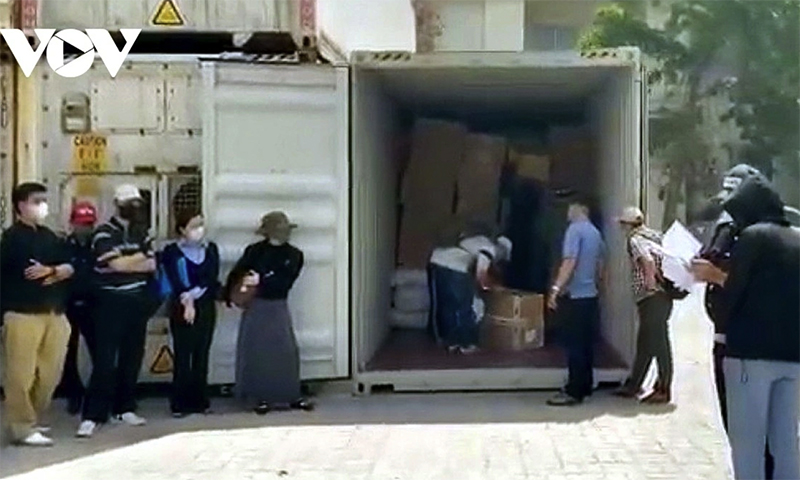 Lực lượng hải quan khám xét container hàng hoá có dấu hiệu vi phạm.