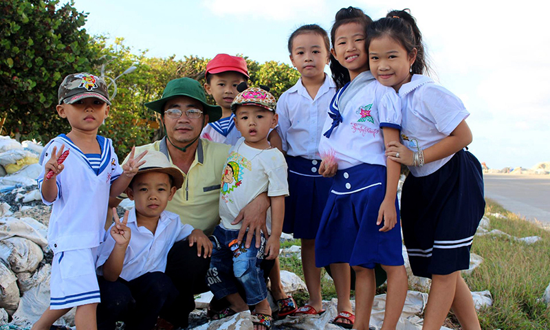 Chụp ảnh cùng các cháu thiếu niên trong chuyến công tác tại Quần đảo Trường Sa, năm 2015.