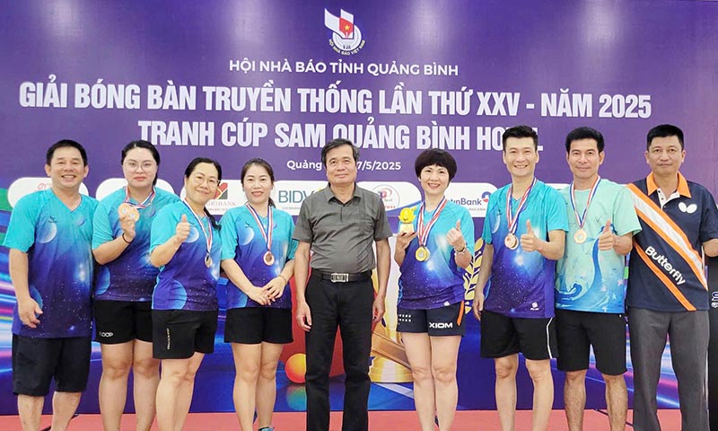 Các nhà báo, phóng viên Báo và Đài Phát thanh-Truyền hình Quảng Bình tham gia giải bóng bàn truyền thống lần thứ XXV, năm 2025.