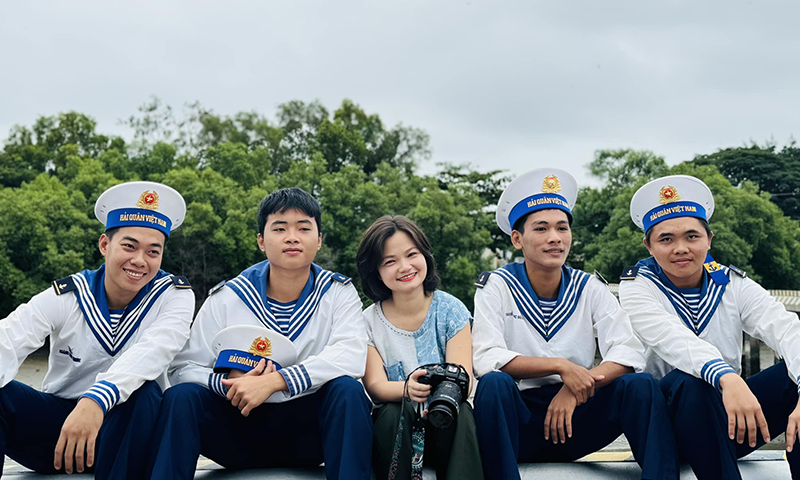 Tác giả cùng các chiến sĩ thuộc Vùng 2 Hải quân.