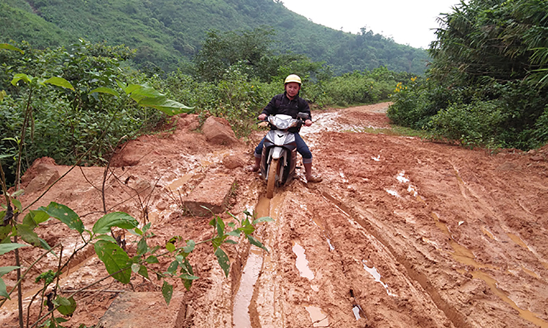 Phóng viên Báo Quảng Bình (nay là Báo và Đài Phát thanh-Truyền hình Quảng Bình) trên đường tiếp cận bản Lòm tháng 10/2016.