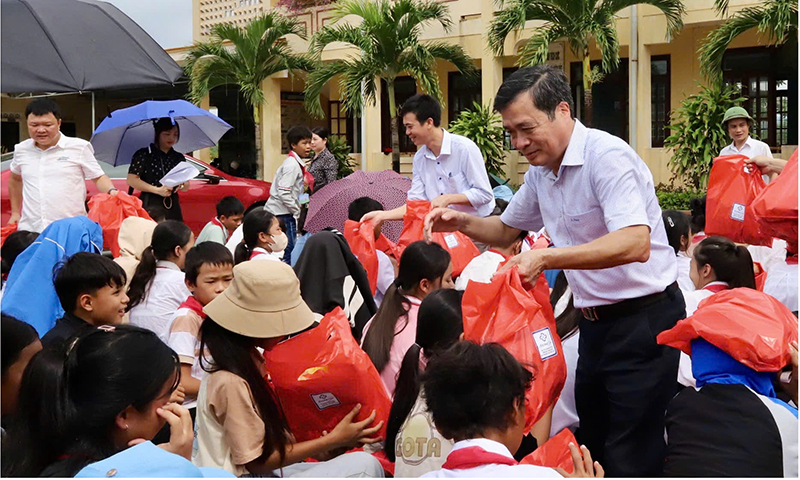 Những món quà trao gửi yêu thương của người làm báo được trao tận tay các em học sinh khó khăn.