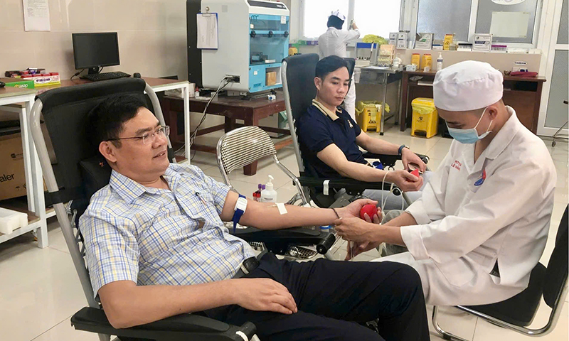 Những người làm báo là nhân tố tích cực tham gia hiến máu tình nguyện và là “cầu nối” kêu gọi, vận động nhiều người chung tay thực hiện.