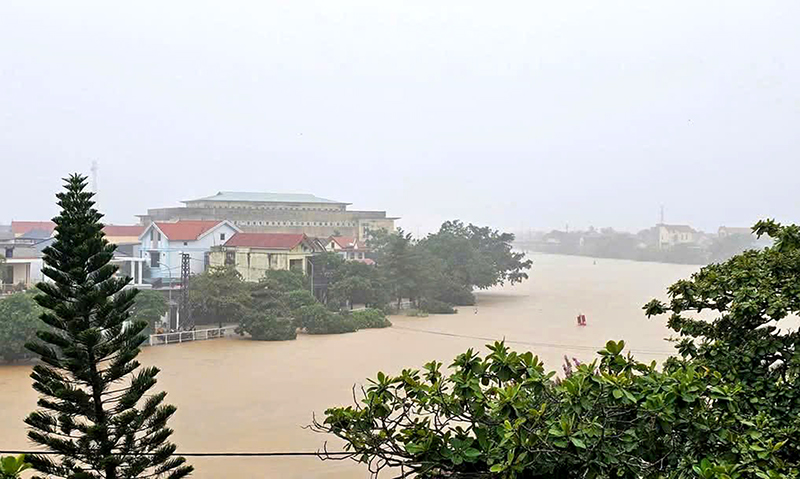 Mực nước trên sông Kiến Giang (Lệ Thủy) đang lên nhanh do mưa lớn.