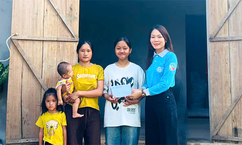 Chủ tịch Hội LHPN xã Trường Sơn Nguyễn Thị Mỹ Duyên (áo xanh) luôn về cơ sở, nắm rõ tâm tư, nguyện vọng của chị em phụ nữ.