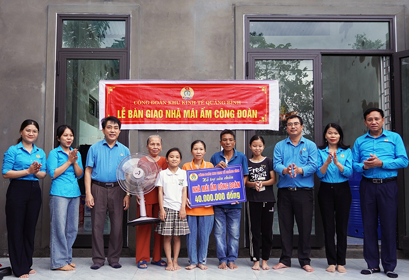 Đại diện lãnh đạo Liên đoàn Lao động tỉnh và Công đoàn Khu kinh tế bàn giao nhà “Mái ấm công đoàn” cho chị Trần Thị Thu Hiền.