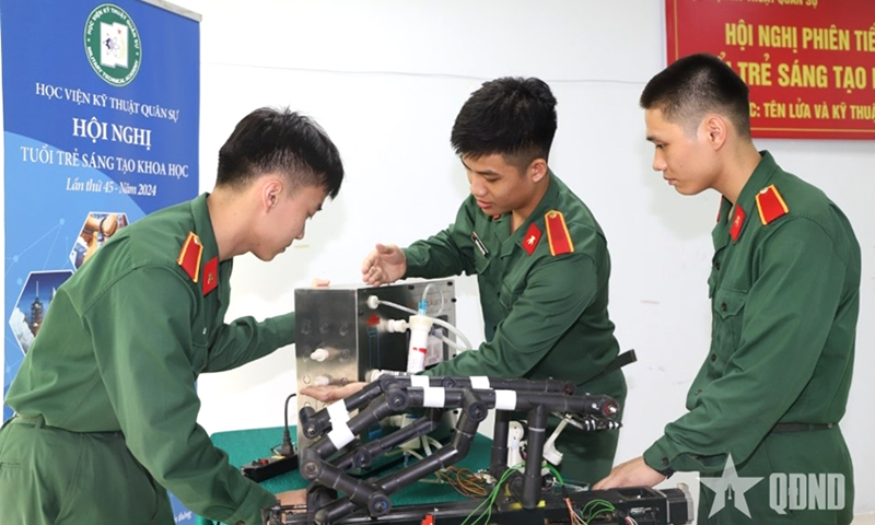 Học viên Học viện Kỹ thuật Quân sự với sản phẩm nghiên cứu khoa học. Ảnh: qdnd.vn