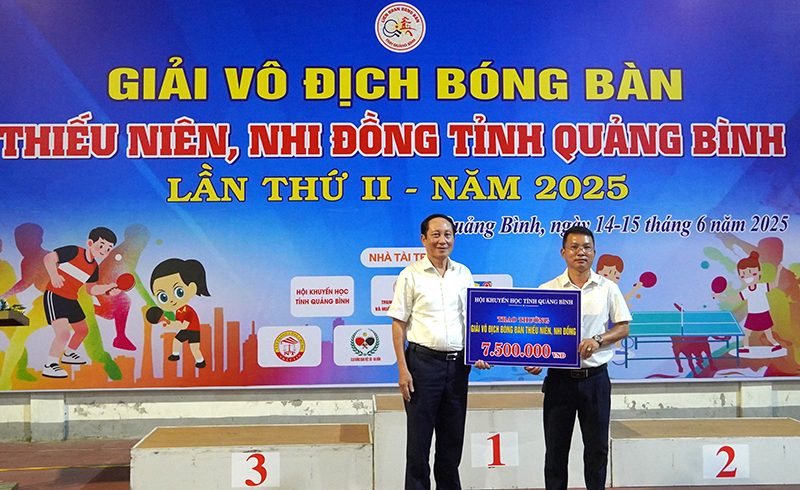 Đại diện Hội Khuyến học tỉnh trao hỗ trợ giải 