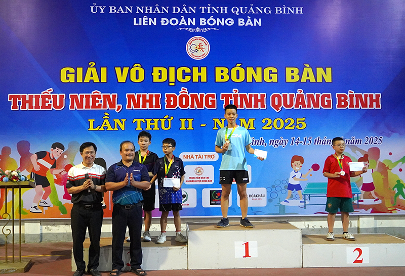 Ban Tổ chức trao giải cho các vận động viên.