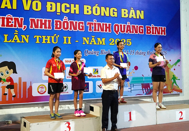 Ban Tổ chức trao giải cho các vận động viên.