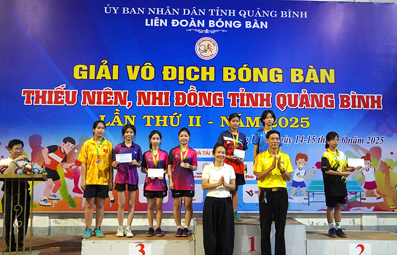 Ban Tổ chức trao giải cho các vận động viên.